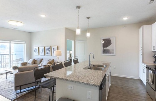 Joslyn Castle Apartment | Landing at The Duke of Omaha Apartments - 2 Bedrooms in Dodge Street Corridor