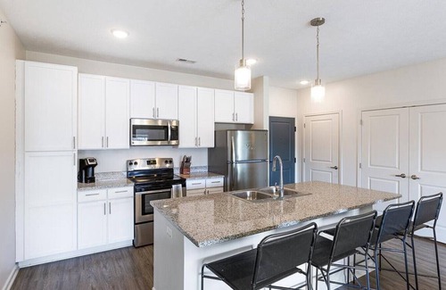Joslyn Castle Apartment | Landing at The Duke of Omaha Apartments - 2 Bedrooms in Dodge Street Corridor