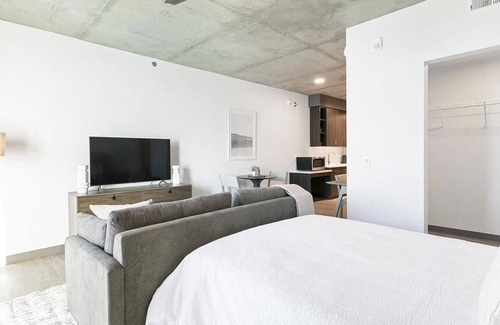 Iron Horse Historic District Apartment | Landing at The Gallery on 5th - Studio in Armory Park