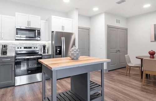 Sanford Apartment | Landing at The Henry Luxury Apartments - 2 Bedrooms in Sanford