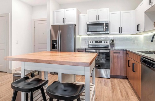 Sanford Apartment | Landing at The Henry Luxury Apartments - 2 Bedr.