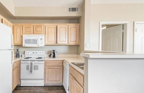 South Tulsa Apartment | Landing at Vantage on Yale - 2 Bedrooms in Brookwood Ii
