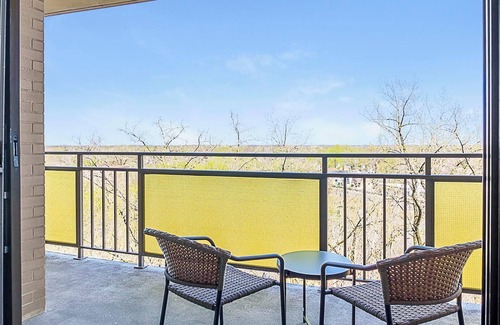 Fort Wayne Apartment | Landing | Beautiful 1BD, Gym, Pool