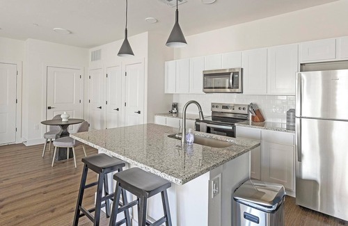 Venus Apartment | Landing | Beautiful 2BD, Clubhouse, Pool