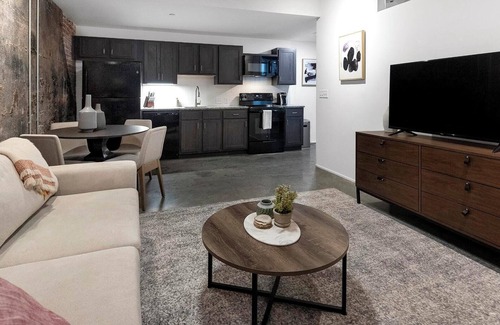 Downtown Memphis Apartment | Landing | Beautiful 2BD, Gym, Courtyard