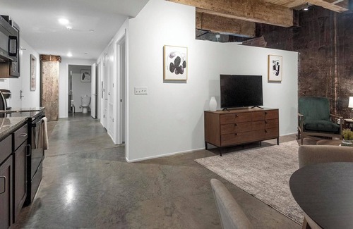 Downtown Memphis Apartment | Landing | Beautiful 2BD, Gym, Courtyard