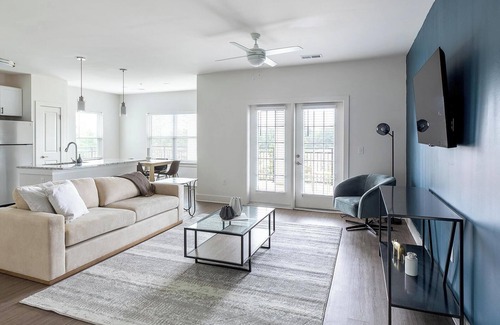 Athens Apartment | Landing | Beautiful 3BD, Yoga Studio, Pool