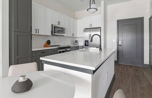 Southbank Apartment | Landing | Chic 1BD, Gym, Pool