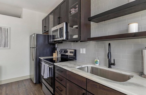 Denton Apartment | Landing | Chic 1BD, Gym, Courtyard