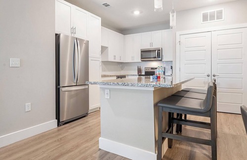 Southeast Orlando Apartment | Landing | Chic 1BD, Pool, Gym