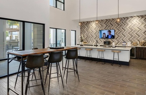 San Marco Apartment | Landing | Incredible 1BD, Gym, Pool