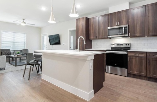 Seguin Apartment | Landing | Modern 2BD, Gym, Pool