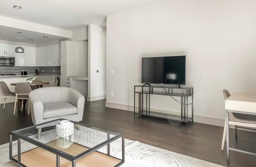 Houston Apartment | Landing | Modern 2BD, Pool, Gym