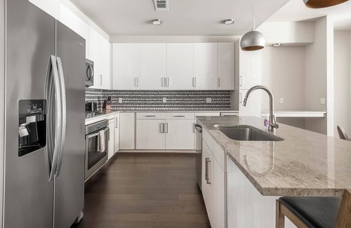 Houston Apartment | Landing | Modern 2BD, Pool, Gym