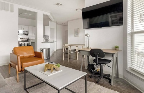 Stone Oak Apartment | Landing | Modern 2BD, Gym