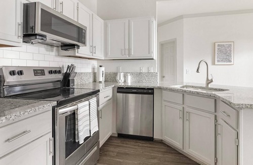 Stone Oak Apartment | Landing | Modern 2BD, Gym