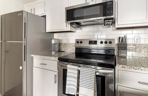 Stone Oak Apartment | Landing | Modern 2BD, Gym