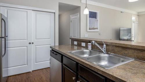 Lewis Center Apartment | Landing Modern Apartment with Amazing Amenities (ID4409X99)