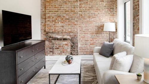 Five Points South Apartment | Landing Modern Apartment with Amazing Amenities (ID5790X36)