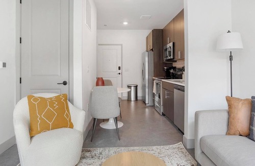 Richmond Apartment | Landing | Modern Studio, Gym, Pool
