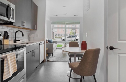Richmond Apartment | Landing | Modern Studio, Gym, Pool