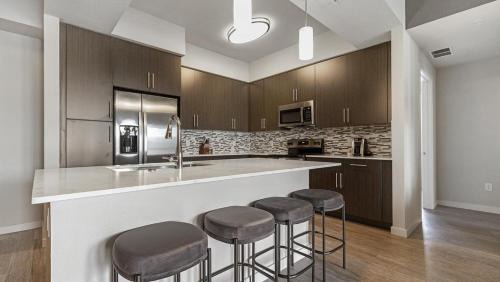 Biggar Apartment | Landing Modern Apartment with Amazing Amenities (ID8608X81)