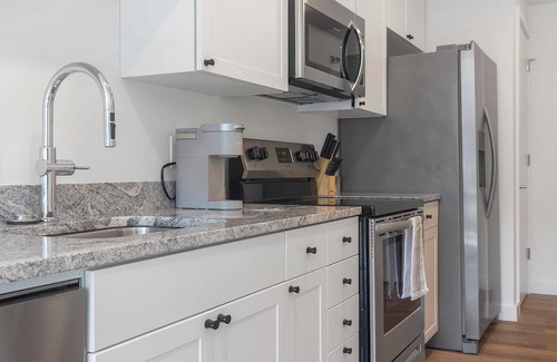 Greektown Historic District Apartment | Landing | Spectacular Studio, Clubhouse, Gym
