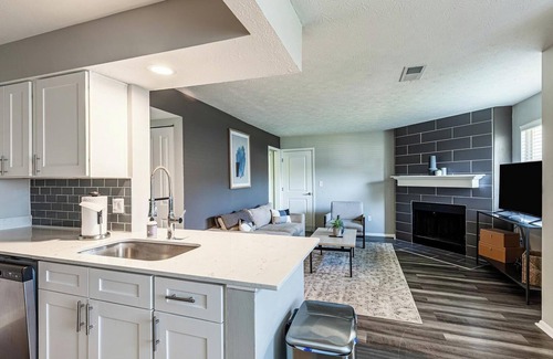 Indianapolis Apartment | Landing | Stunning 1BD, Pool, Yoga Studio