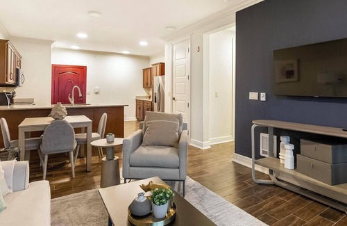Overland Park Apartment | Landing | Stunning 3BD, Clubhouse, Gym