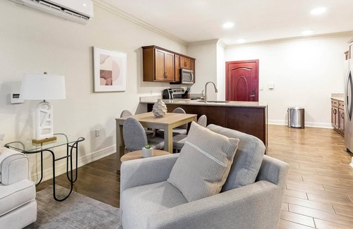 Overland Park Apartment | Landing | Stunning 3BD, Clubhouse, Gym