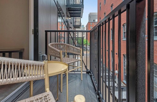 Downtown St. Louis Apartment | Landing | Stylish 1BD, Courtyard, Gym