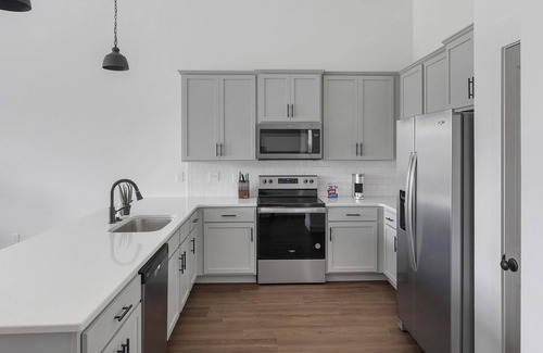 Athens Apartment | Landing | Stylish 2BD, Clubhouse, Gym