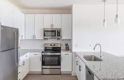 Athens Apartment | Landing | Stylish 2BD, Pool, Yoga Studio