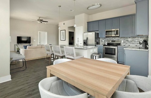 Nassau Bay Apartment | Landing | Stylish 2BD, Yoga Studio, Gym