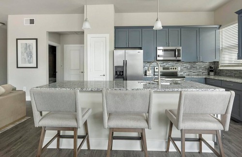 Nassau Bay Apartment | Landing | Stylish 2BD, Yoga Studio, Gym