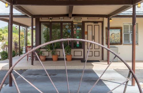 Tombstone Hotel | Landmark Lookout Lodge