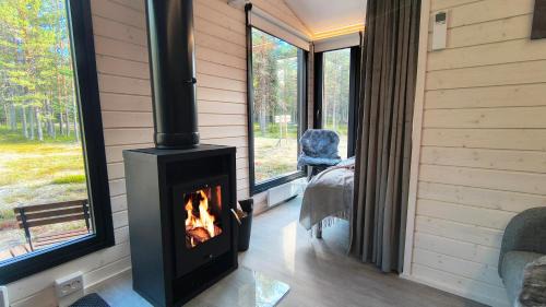 Kolari Ski Chalet | Landscape Cabin 12, KARPALO, Ylläs, Tiny Home with Sauna, Fireplace, BBQ, Wifi, Ski, Fishing, Pets OK