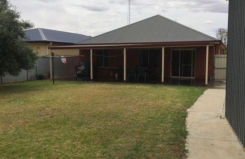 Moonta Bay House | Lane-way Holiday Rental -3 Minutes walk from the beach