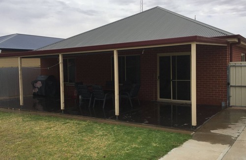Moonta Bay House | Lane-way Holiday Rental -3 Minutes walk from the beach