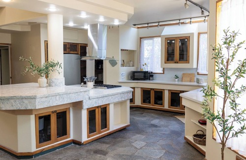 Lanikai House | Lanikai Paradise across the street from the beach with AC and Parking!