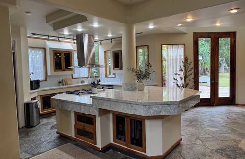 Lanikai House | Lanikai Paradise across the street from the beach with AC and Parking!