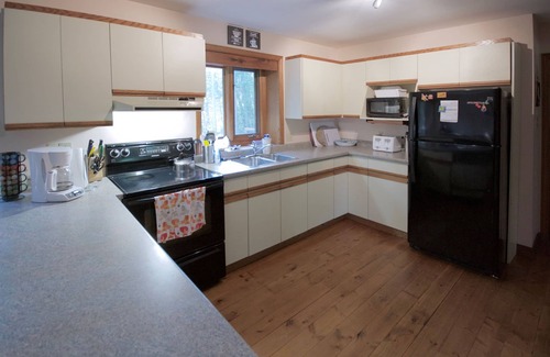 Grand Bend Cottage | Lansdown Cottage- Backing Onto The Pinery Park In Huron Woods, Grand Bend!