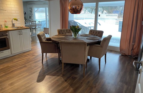 Saro House | Lantligt Boende Nära Stan, hav & Natur