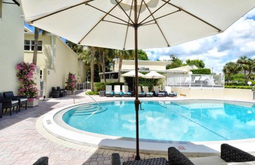 Longboat Key Apartment | LaPlaya 101E-Relax on your private lanai under the palms!