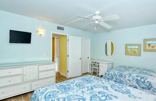 Longboat Key Apartment | LaPlaya 205D Spectacular sunsets and sunbathing from your private Gulf front lanai or sundeck