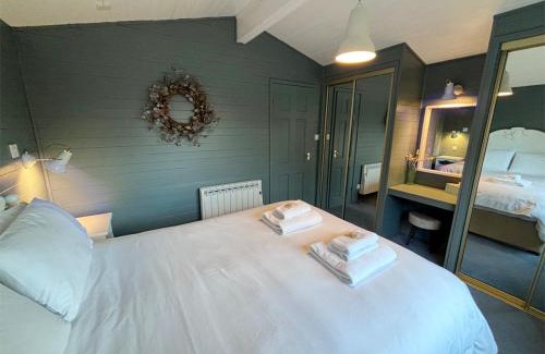 Crianlarich Ski Chalet | Lapwing Lodge with loch and mountain view