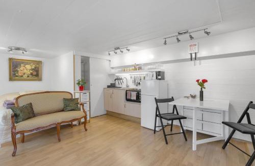 Laugardalur Apartment | Lara Studio in Laugardalur valley, Reykjavík Central Park and Botanical Garden, Private entrance, FREE Private Parking on side