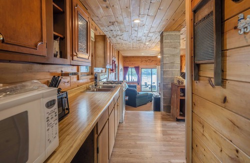 Old Forge House | Larch Lakehouse Waterfront! - w/dock & firepit - .5 miles to town Sleeps 7