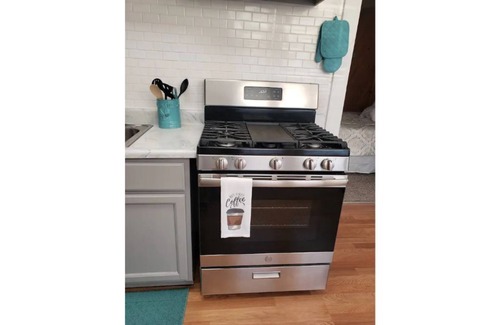 Quincy Apartment | Large 1 Bedroom Apt. with Wifi centrally located