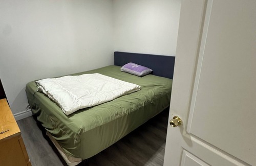 Durham Region Bed & Breakfast | Large 1-Bedroom | King Bed | Full Kitchen & Bath | Near Ontario Tech